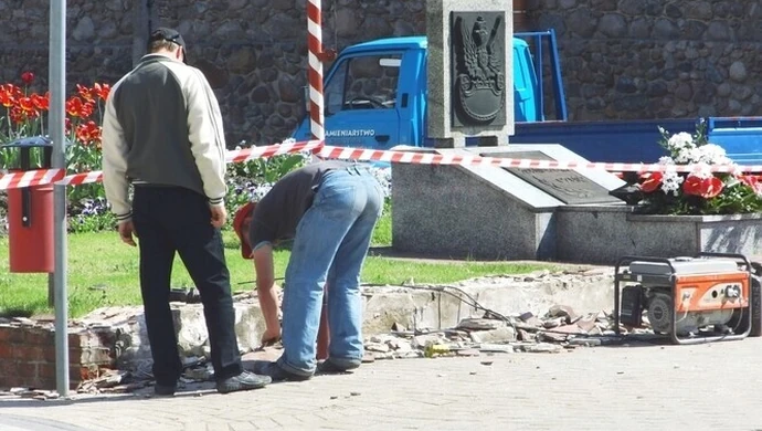 Remontują murek w centrum