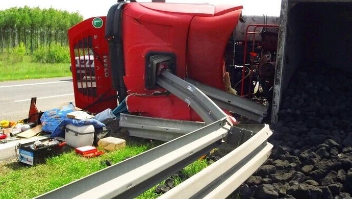 Tir wbił się w barierki