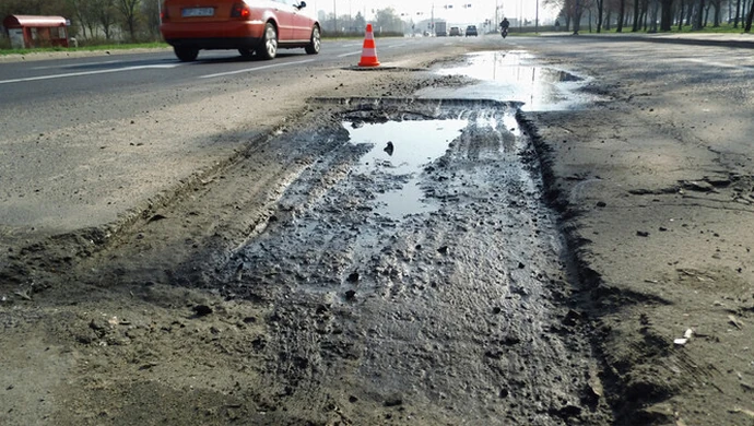 Wjechał w dziurę... nie on jeden