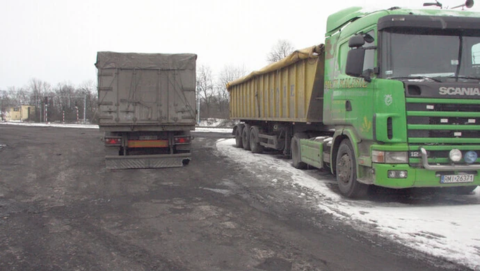 Czy firma składująca miał węglowy łamie prawo?