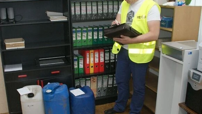 Włamywali się do zbiorników, by kraść paliwo