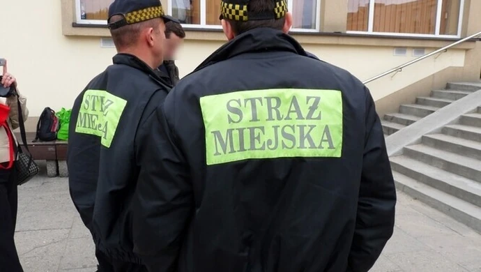 Piotrków: Próbowali ukraść znak drogowy