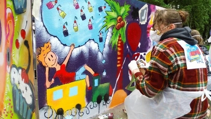 40 osób tworzyło graffiti z Tuwimem