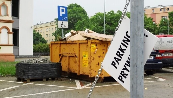 Na parkingu kpią z niepełnosprawnych