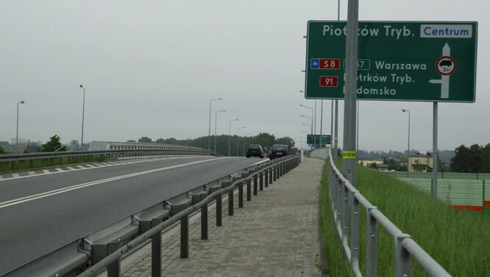 "Ciężarówki rozjeżdżają ulicę Łódzką"