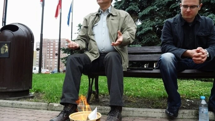 Spalił deklaracje śmieciowe przed Urzędem Miasta