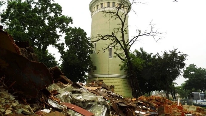 Gruzy przy wieży ciśnień