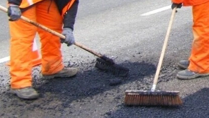 Łatają trasę Głuchów - Piotrków