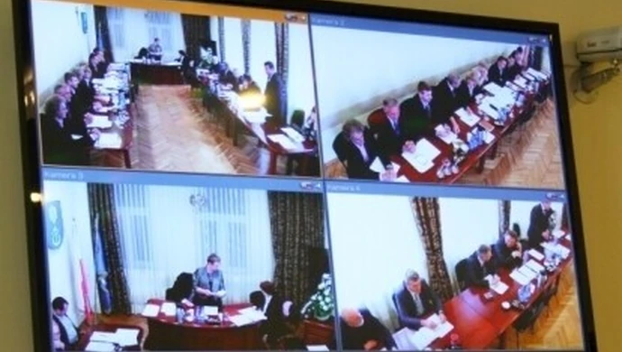 Wielki Brat patrzy na radnych