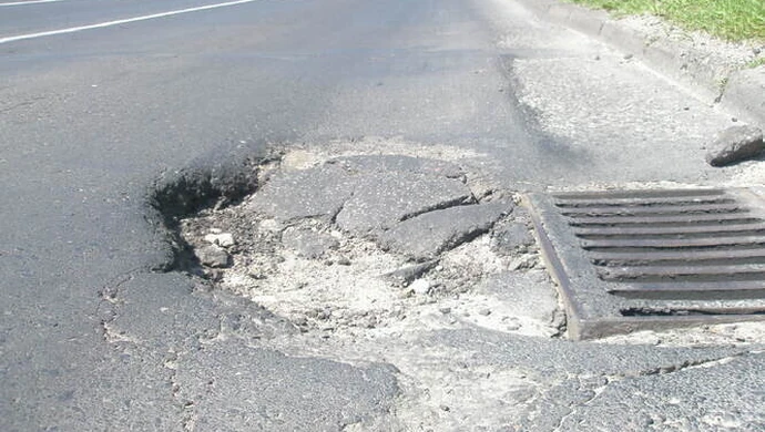 Dziury w drogach nadal dokuczają mieszkańcom 