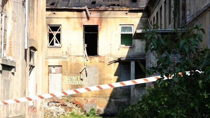 Pożar w starej fabryce bombek