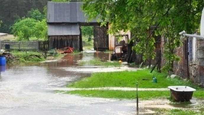 Zalane piwnice i podmyte gospodarstwa
