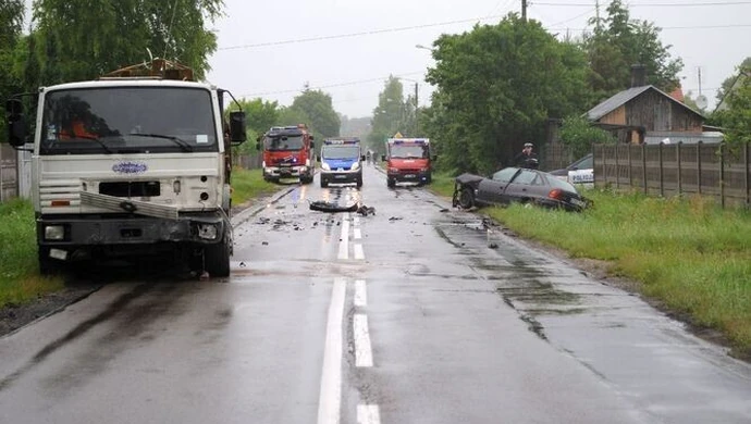 Kierowca opla ranny po zderzeniu z ciężarówką