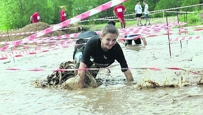 Czołgały się po dnie rzeki. Były pod obstrzałem snajpera