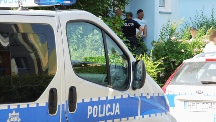 Policjanci obstawili blok na Łódzkiej