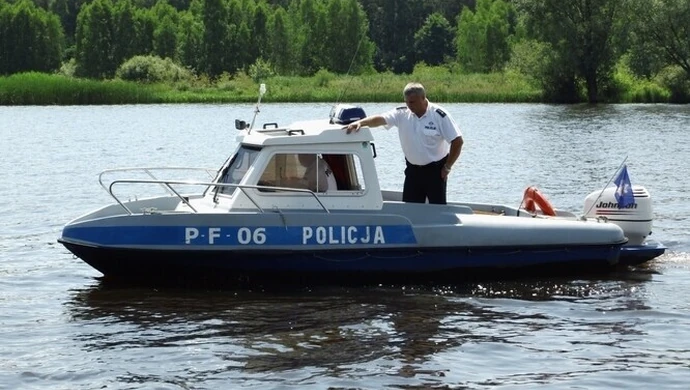 Zadzwoń do policjanta na łódce