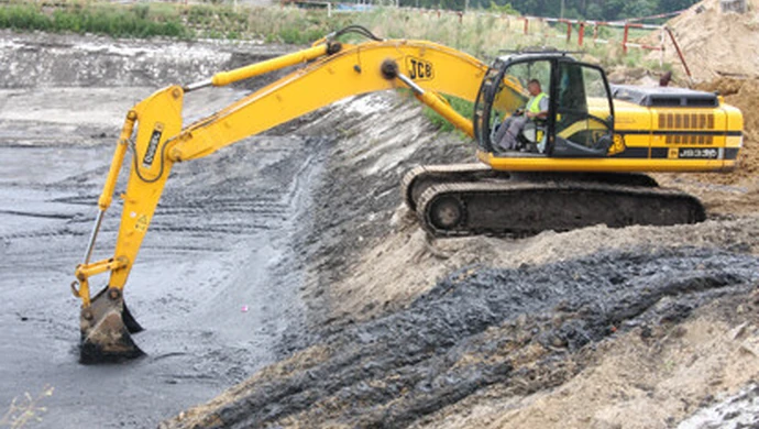 Piotrkowski szlam na polach w Cekanowie
