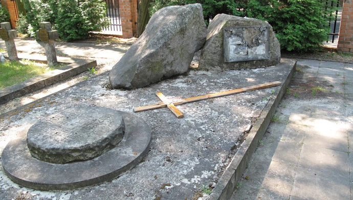 Złodzieje okradli cmentarz wojenny w Piotrkowie