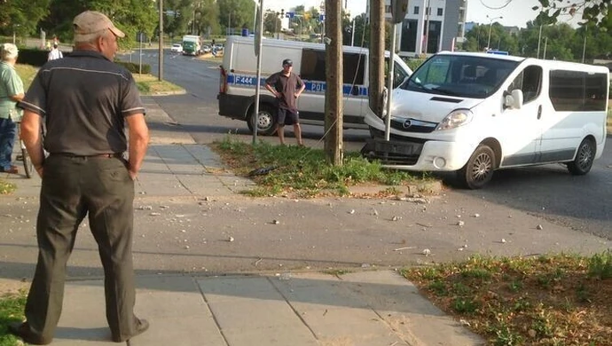 Piotrków: Opel uderzył w słup