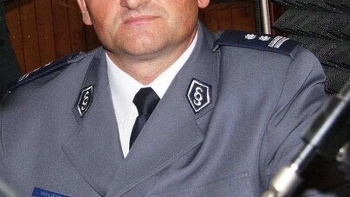 Policjanci na rowerach w parkach i nad wodą