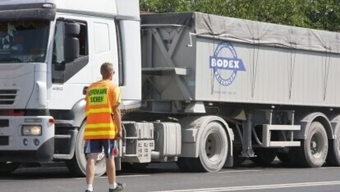 Chłopaków biją na moście