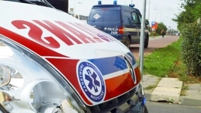 Clio uderzyło w latarnię &#8211; kierowca w szpitalu