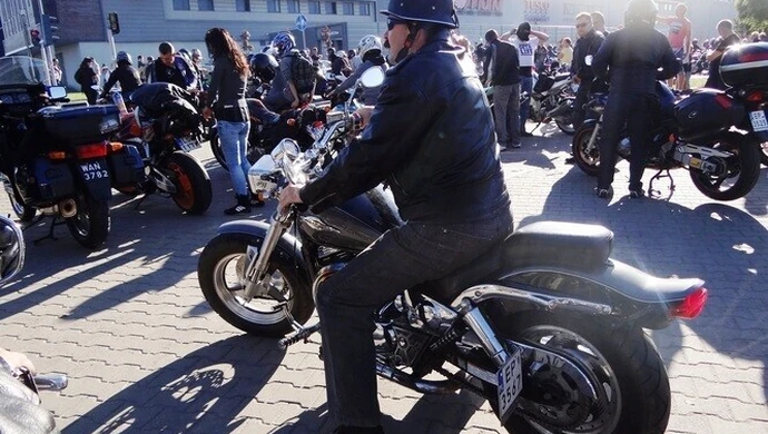 Parada motocykli ulicami miasta	