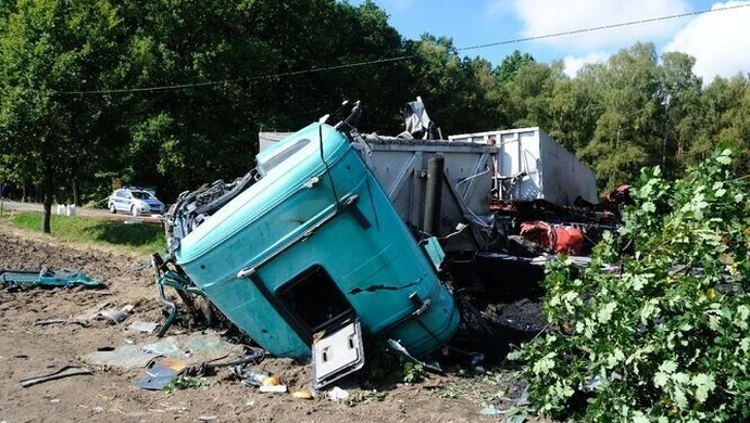 Zderzenie dwóch ciężarówek - kierowcy w szpitalu