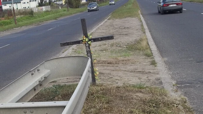 Brakuje chodnika, świateł i barier