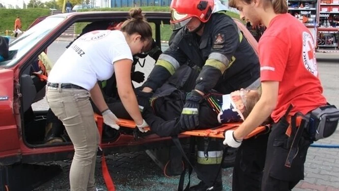 Pocięli samochód, wyciągnęli ranną