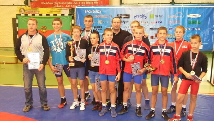 Zmienna postawa zapaśników AKS