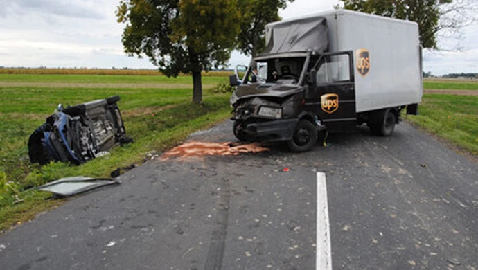 Czołowe zderzenie iveco z fordem