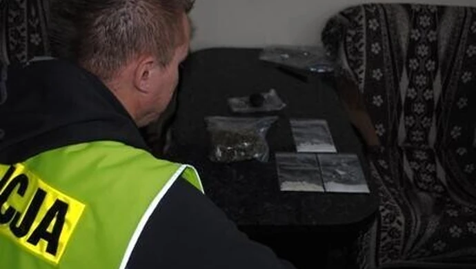 Biegał po klatce nago, umazany białym proszkiem