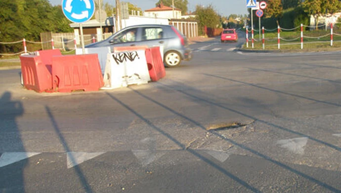 Dziury na skrzyżowaniu Polnej i Kostromskiej