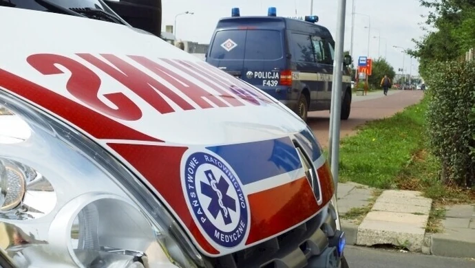 Opel dachował - dwie osoby w szpitalu