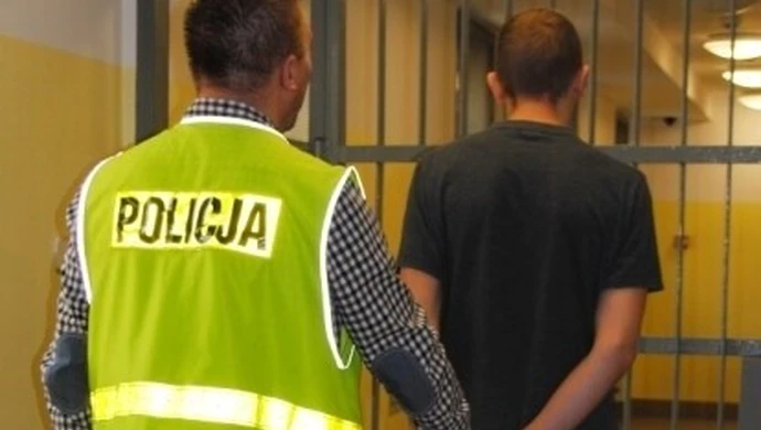 Kopali, bili i polali benzyną 15-letniego kolegę