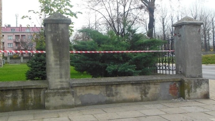 Zniknęło ogrodzenie sprzed piotrkowskiego muzeum