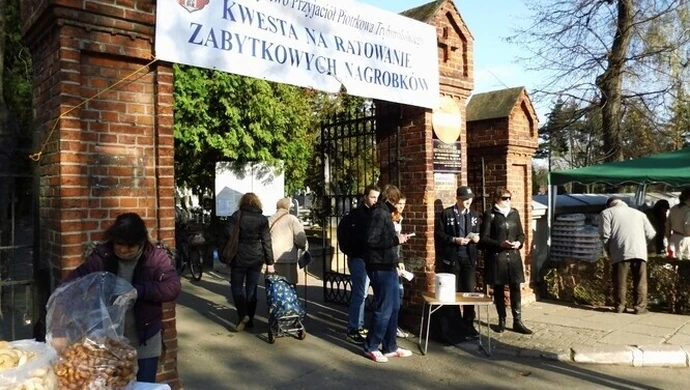 Kwestują i ratują nagrobki