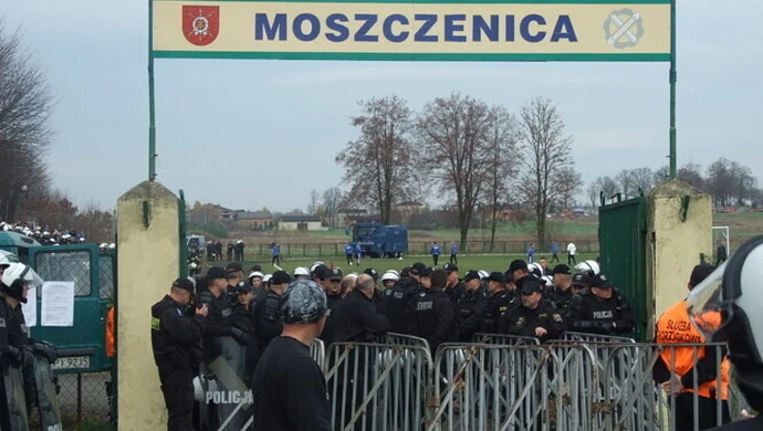 Moszczenica przypominała oblężoną twierdzę