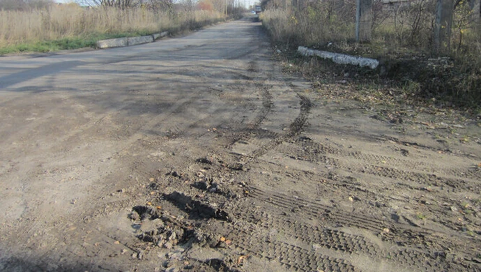 Radny Miazek wnioskuje o położenie asfaltu