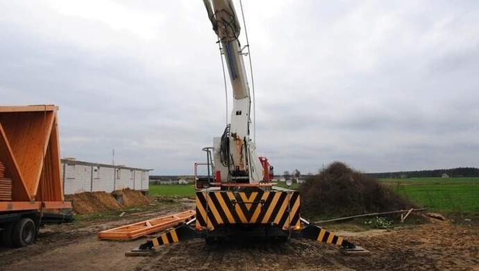 Deski spadły z dźwigu. 43-latek nie żyje