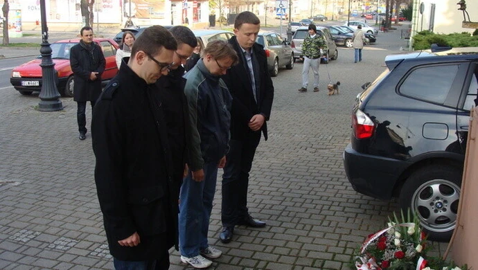 Lewica złożyła kwiaty przy tablicy Ireny Sendlerowej