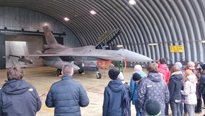 Piotrkowianie z wizytą w lotniczej bazie 