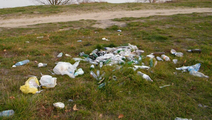 Nadal śmiecą nad Zalewem Sulejowskim