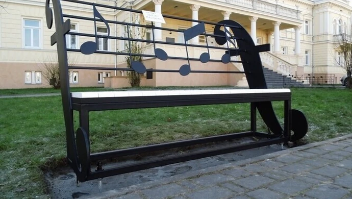 Melodyjne ławki przed Szkołą Muzyczną 