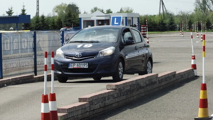 Za łapówkę chciała załatwić synowi „prawko”