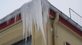 Uwaga na sople i śnieg spadający z dachów