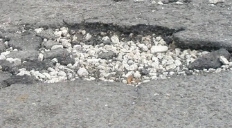 Radny wjeżdża w dziurę &#8211; koło do naprawy