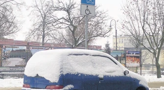 Granatowe seicento na celowniku kierowców