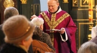 Księża sypią głowy popiołem